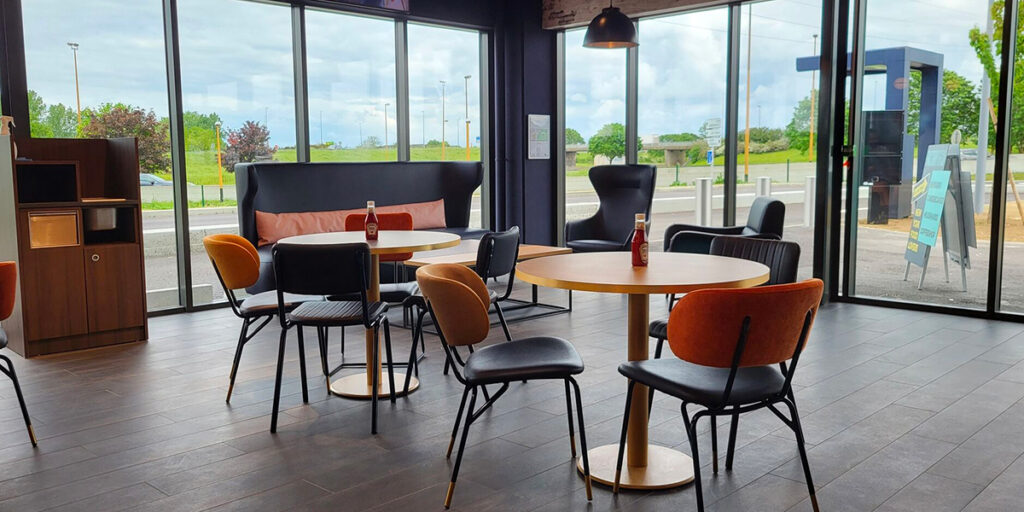 mobilier cosy installé dans le restaurant food concept par l'agence de design FoodDesign